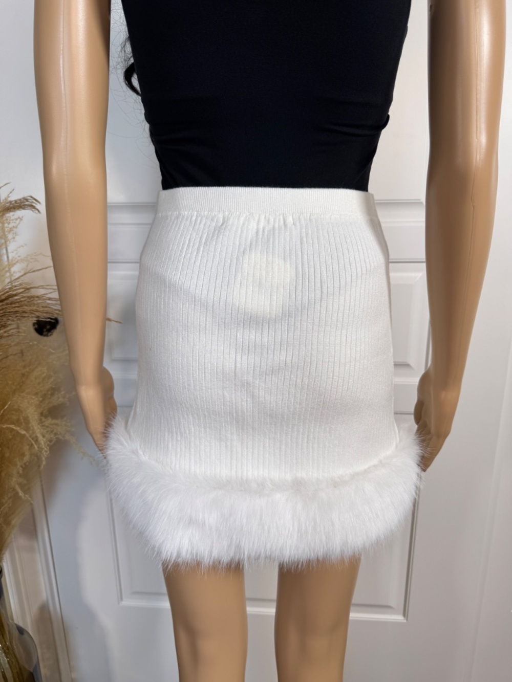 FAUX FUR TRIM RIBBED MINI SKIRT IN WHITR SIZE MEDIUM - NWT - Picture 9 of 16